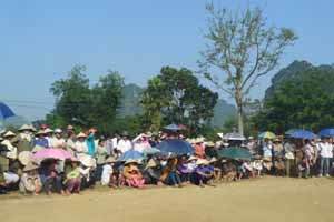 Người dân thôn Bôi Câu tại buổi đối thoại trực tiếp với lãnh đạo UBND huyện Kim Bôi.